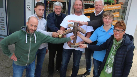 Halten den begehrten &bdquo;Fahrschule Thomas Knauer"-Pokal in den H&auml;nden: (von links): Roland Gratopp (Ansprechpartner Bands), B&auml;ckermeister Jan Mellies, Friedrich-Wilhelm Runte (Vorsitzender &bdquo;In Horn Gemeinsam"), Fahrschullehrer und Hauptsponsor Thomas Knauer, Manfred H&uuml;tte (stellvertretender Vorsitzender &bdquo;In Horn Gemeinsam"), Sandra Albrecht (Familienzentrum Pusteblume) sowie Annette Gowin (Tennisclub Blau-Wei&szlig; Horn). - &copy; Michaela Weisse