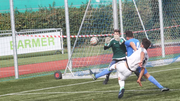 Abgewehrt: Blitzschnell reagiert der blutjunge Lemgoer Keeper Jan R&ouml;sener bei diesem Schuss des Senders Hakan G&uuml;zel. Der Einsatz von TBV-Abwehrspieler Karwan Derwisch kommt zu sp&auml;t. - &copy; Egon Penner