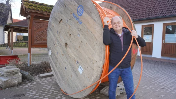 Dass in Mossenberg-W&ouml;hren aktuell Glasfaserleitungen verlegt werden, ist f&uuml;r Ortsvorsteher Wilhelm Schnittcher nicht zuletzt vor dem Hintergrund der Corona-Pandemie wichtiger denn je. Noch sei die Internetverbindung n&auml;mlich sehr schlecht. - &copy; Michaela Wei&szlig;e