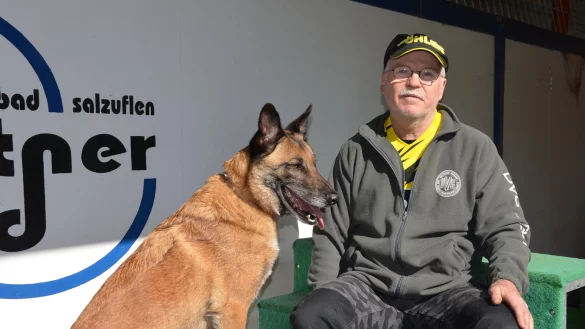 Volker M&ouml;we mit seinem Belgischen Sch&auml;ferhund Nick. - &copy; Georg K&auml;lble