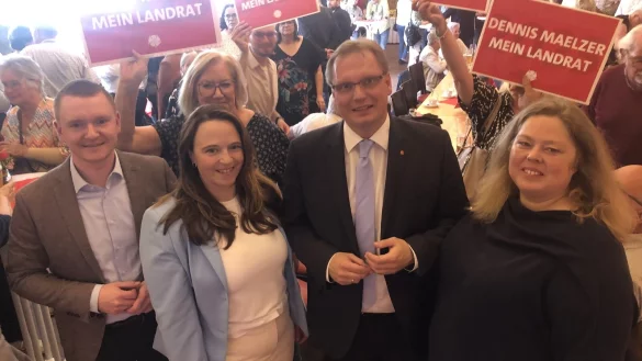 Da waren alle noch hoffnungsfroh: Dr. Dennis Maelzer (zweiter von rechts) war als Landratskandidat erste Wahl des Kreisgeschäftsführers Julian Hördemann (links), der Kreisvorsitzenden Katrin Freiberger und der Kreistags-Fraktionschefin Ilka Kottmann (rechts). Jetzt tritt er aus gesundheitlichen Gründen von der Kandidatur zurück. - © Archivfoto: Martin Hostert