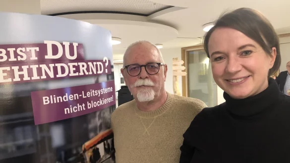 Rolf Schn&uuml;lle ist neuer Behindertenbeauftragter des Kreises Lippe. Monika Heel, Inklusions-Beauftragte beim Kreis, hei&szlig;t ihn willkommen. - &copy; Martin Hostert