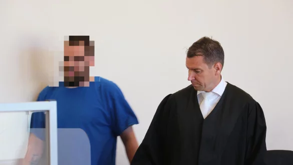 Der 38-j&auml;hrige Angeklagte Tobias W. nimmt neben seinem Verteidiger Torsten Giesecke auf der Anklagebank Platz. - &copy; Janet K&ouml;nig