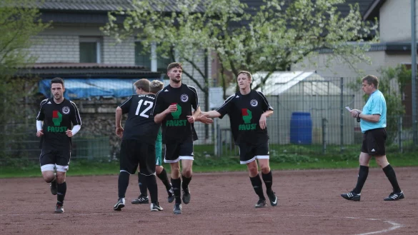 Abklatschen nach dem 1:0: Die Spieler des RSV H&ouml;rste freuen sich &uuml;ber die F&uuml;hrung in Pivitsheide. - &copy; Oliver K&ouml;nig