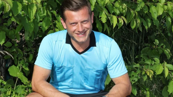 Mit der Assistenten-Fahne und Sporttasche: Schiri Waldemar Stor (FCU Kalletal). - &copy; Oliver K&ouml;nig