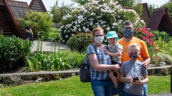 Auch maskiert genie&szlig;en (von links) Annika, Jonas (2), Markus und Maximilian (9) Tremer aus Castrop-Rauxel ihren Ausflug zur Adlerwarte nach Berlebeck.&nbsp; - &copy; Raphael Bartling