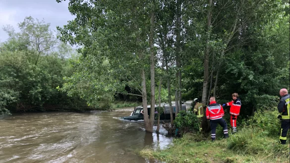Der Mann hatte versucht, die Diemel, die rei&szlig;endes Hochwasser f&uuml;hrte, an der Furt bei der Pfennigsm&uuml;hle bei Warburg-Ossendorf zu queren.&nbsp; - &copy; Polizei H&ouml;xter
