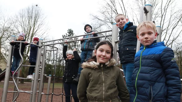 Melina, Melina, Pia, Tobias, Sophie, Julian und Ben (von links) haben gerne bei der Bewertung der Spielpl&auml;tze geholfen. Die vier Letztgenannten haben sich im Ausschuss den Fragen der Politiker gestellt. - &copy; Knut Dinter