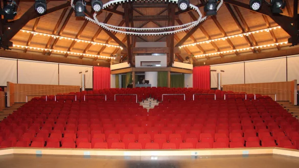 Jacken und dicke Oberbekleidung dürfen aus Brandschutzgründen nicht mit ins Kurtheater genommen werden. - © Archivfoto: Cordula Gröne