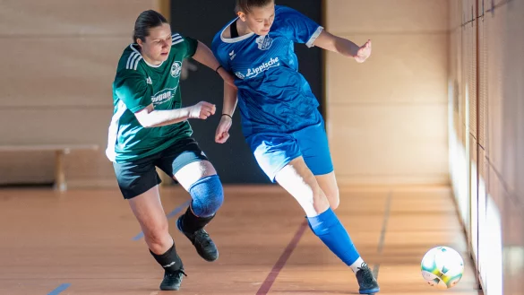 Dynamisch: Wuchtig setzt sich in dieser Szene Felina Anke (rechts) vom FC Donop-Voßheide gegen ihre Konkurrentin Melina Ulber (links) vom FC Sch.Spork/Wendlinghausen durch. - © Egon Penner(LZ)