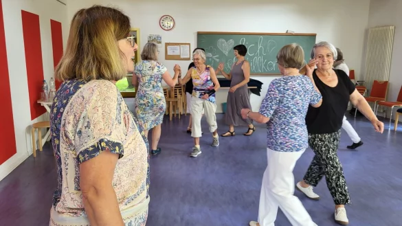 Petra-Maria Jourdan (links) leitet seit zehn Jahren jeden Montagmorgen die "ErlebniSTanz"-Gruppe im AWO Begegnungszentrum Sch&ouml;tmar. Das ist nur eins von mehreren Angeboten. - &copy; Freya K&ouml;hring