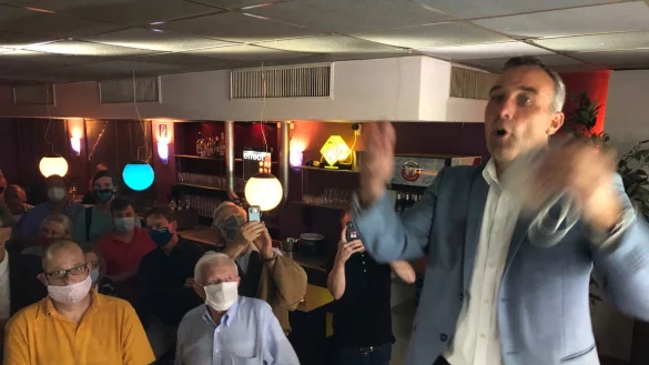 In der ersten Rede nach der Wahl zum Bürgermeister blickt Dirk Tolkemitt vor Anhängern im Glashaus gleich nach vorne.  - © Thomas Reineke