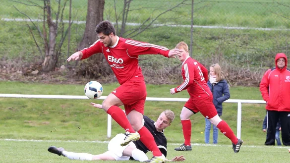 Packende Szenen gab es im B-Liga-Spiel Bega/Humfeld gegen Almena zu sehen. - © Paul Cohen