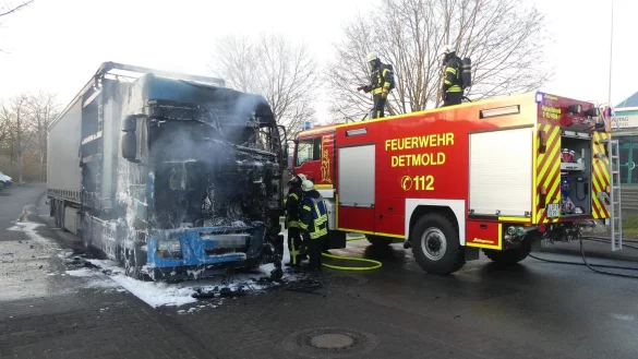 Im Februar hat an der Westerfeldstra&szlig;e ein Lkw in voller Ausdehnung gebrannt. Das hauptamtliche Personal der Feuerwehr Detmold und einige Kameraden des L&ouml;schzugs Mitte waren vor Ort, um das Fahrzeug zu l&ouml;schen. - &copy; Feuerwehr Detmold