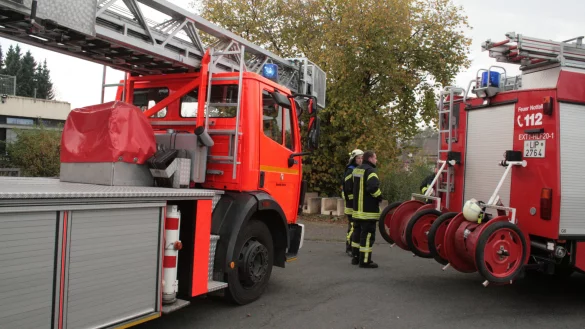 Feuerwehr Extertal bei einem Einsatz. Auf der linken Seite die betagte Drehleiter, die nun ersetzt werden soll. - © Sylvia Frevert