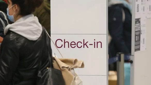 Am Check-in-Schalter - &copy; Foto: David Young/dpa