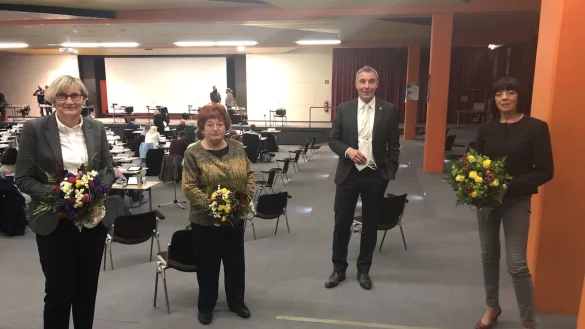 B&uuml;rgermeister mit Stellvertreterinnen (von links): Christine Fanenbruck, Marion von Canstein, Dirk Tolkemitt und Beate Hoffmann-Hildebrand stehen im P&auml;dagogischen zentrum in Lohfeld. - &copy; Sven Kienscherf