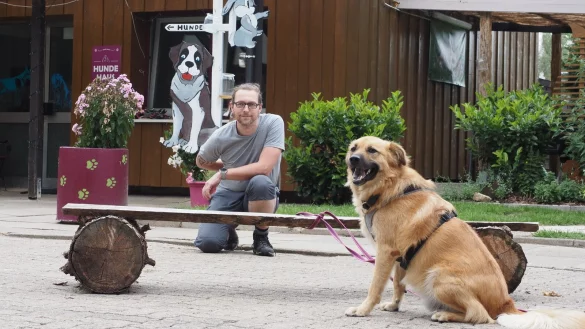 Gehen regelm&auml;&szlig;ig auf Gassi-Tour: Bj&ouml;rn Schakat und Mischling &bdquo;Basti&ldquo;. - &copy; Andreas Barnekow