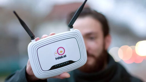 Der Freifunker Santos vom "Hackerspace" Bielefeld zeigt in Bielefeld
einen Router mit der Aufschrift "freifunk.net". Aus Angst vor
Datenmißbrauch oder Kommerzialisierung suchen viele Menschen eine
sichere und unabhängige Möglichkeit, im Netz zu surfen und werden zu
Freifunkern. - © dpa