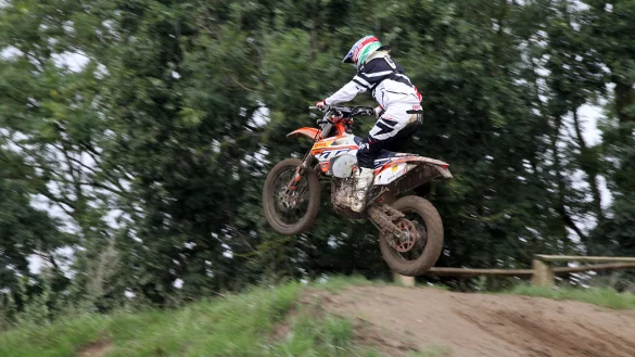 Liebt große Sprünge: Gina-Marie Piepke hat die Enduro auch im Schlamm fest im Griff. Motorradfahren hat sie schon als Kind gelernt. - © Bernhard Preuss