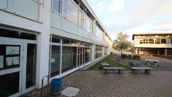 Die T&uuml;ren des Barntruper Gymnasiums bleiben f&uuml;r den B&uuml;rgermeister erst einmal geschlossen.&nbsp; - &copy; Jens Rademacher