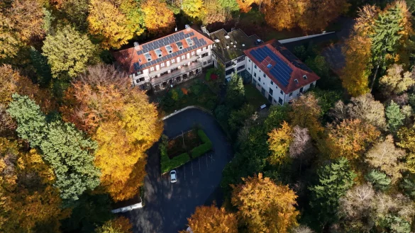 Beste Lage. Die Villa Welschen liegt am S&uuml;dhang des T&ouml;nsbergs - nur einen Steinwurf entfernt vom Hermannsweg. - &copy; Copyright Grzegorz Litynski