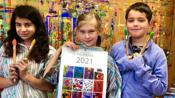 Mit Schulkalender - Von links nach rechts: Valeria, Sofie und Dean. - &copy; Eva-Maria Frankrone