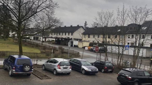 Auf dem Parkplatz an der Schlesier Stra&szlig;e 1 stehen immer wieder mehrere abgemeldete Fahrzeuge und blockieren die Stellfl&auml;chen f&uuml;r die Anwohner. - &copy; Nadine Uphoff