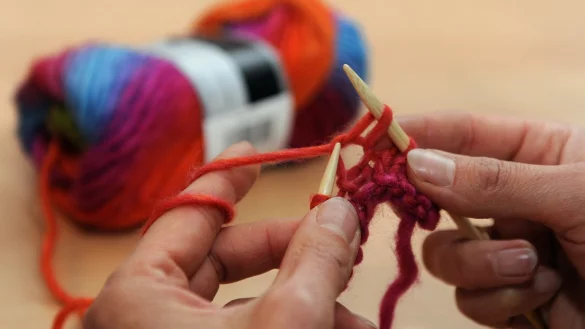 Stricken mit Multicolorgarn - &copy; Foto: Britta Pedersen