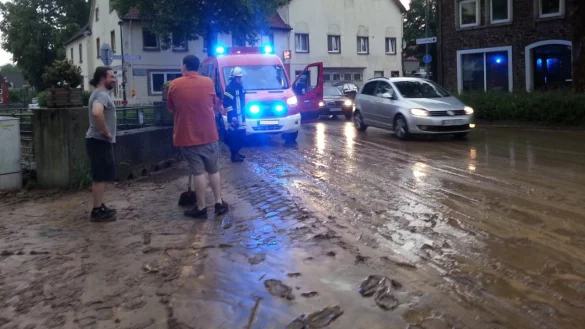 Nach dem Regen bleibt, wie hier in Brake, oft der Schlamm zurück. - © Marlen Grote
