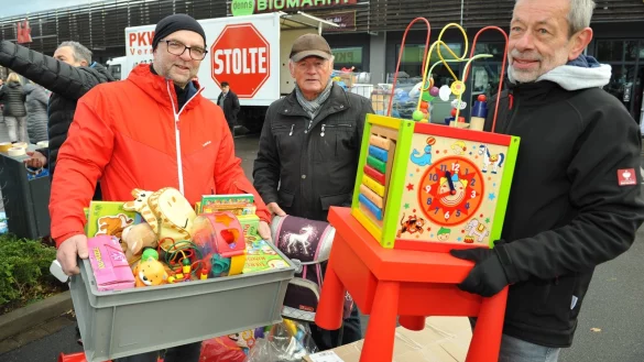 Die Helfer haben viel zu tun, um die vielen Spenden im Lastwagen zu verstauen. Beim Verladen der Spenden helfen (von links) Peter Hildebrand, Bruno Stiem und Reinhardt Wiedemeyer und sorgen damit trotz des gro&szlig;en Andrangs f&uuml;r einen reibungslosen Ablauf. - &copy; Nicole Ellerbrake