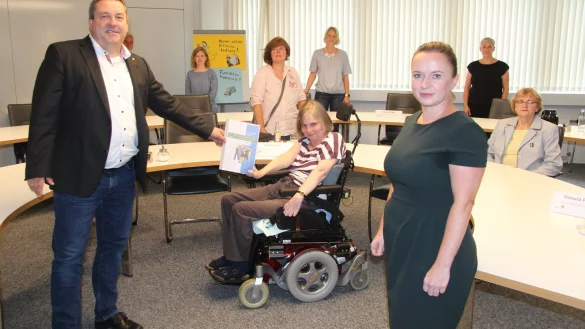 21 Seiten voller Verbesserungsvorschl&auml;ge: Ute B&uuml;chner &uuml;berreicht Landrat Axel Lehmann den Forderungskatalog, dessen Umsetzung Menschen mit Behinderung das Leben in Lippe leichter machen kann. Sie, Danuta Feierabend (rechts) und Betty Arlt (Mitte) berichteten im Kreishaus von eigenen Erfahrungen. Vorne rechts Inklusionsbeauftragte Monika Heel, sowie Karl-Eitel John, Simone Ackermann, Sonja Wagener und Ulrike H&auml;cker (hintere Reihe, von links). - &copy; Dieter Asbrock