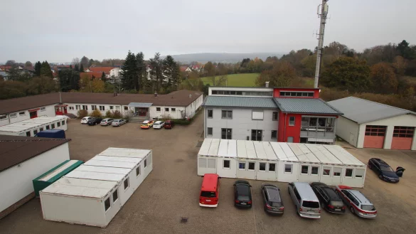 16 Container stehen jetzt am Feuerwehr-Ausbildungszentrum in Lemgo. Sie werden gebraucht, weil inzwischen deutlich mehr Personal f&uuml;r die Koordination der Abstriche im Kreis Lippe t&auml;tig ist. - &copy; Jens Rademacher