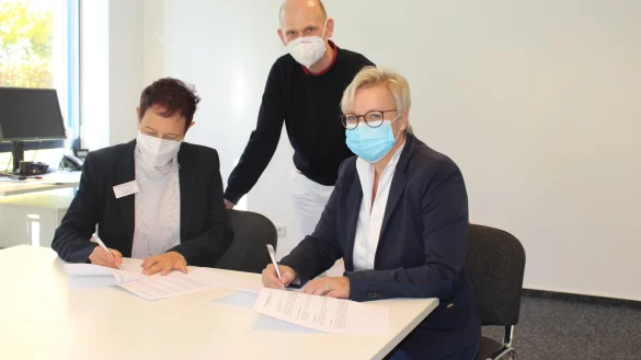 Die Kooperationsvereinbarung unterzeichnen (von links) Christine Fuchs, Arne Faust und Constanze Liebe. - © Tabea Macy