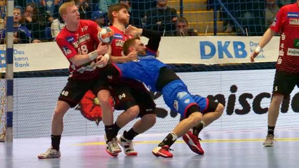 Ein hartes Ringen: Die Nordhorner Julian Possehl und Georg P&ouml;hle, einst in Lemgo ausgebildet, ziehen Christoph Theuerkauf zu Boden. - &copy; J&ouml;rg Hagemann