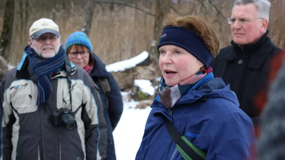 Sie hat den Durchblick: Auf Einladung des Heimatvereins Bad Meinberg hat Monika Hoffmann-Böhme 60 Teilnehmer entlang der Moormeile mit dem Thema Moor vertraut gemacht. - © Guntmar Wolff