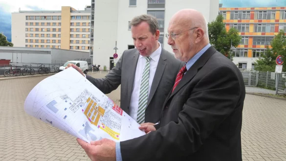 Vor der Detmolder Klinik: Dr. Johannes Hütte (links) und Dr. Helmut Middeke mit den Plänen für den dritten Flügel. - © Vera Gerstendorf-Welle