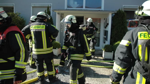 Mit 25 Einsatzkr&auml;ften war die Feuerwehr im Ginsterweg vor Ort. - &copy; Manfred Brinkmeier