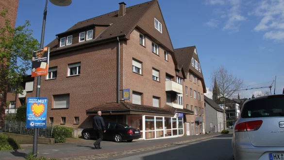 Tatort: In der ersten Etage eines Bad Driburger Mehrfamilienhauses spielte sich das Familiendrama ab. - © David Schellenberg