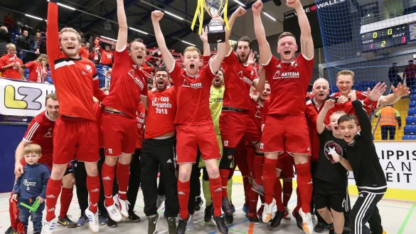 Der FC Augustdorf holt den Pott - &copy; Paul Cohen