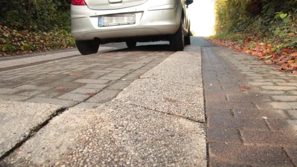Die Berliner Kissen im Alten Knick &ndash; zun&auml;chst von Anwohnern gew&uuml;nscht, sind sie diesen mittlerweile ein Dorn im Auge. Auch andernorts im Stadtgebiet werden die Hindernisse abgebaut. Foto: Till Brand - &copy; Till Brand