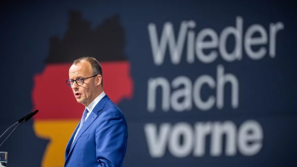 "Wieder nach vorne": Friedrich Merz auf dem Parteitag der CDU in Berlin. - © Michael Kappeler/dpa