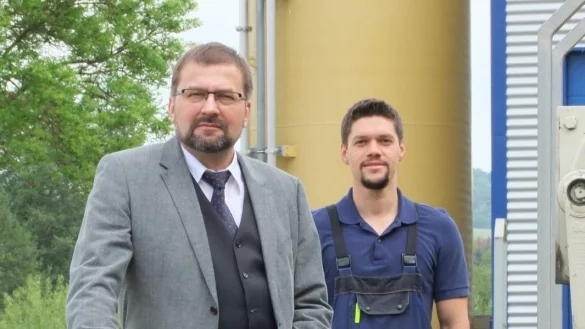 Der Abwassermeister in der Kl&auml;ranlage, Hermann Klippenstein (hinten), und Ingenieur Frank Waermer (B&uuml;ro Danjes, Detmold), der vor Jahren die Filtertechnik erdacht hat. - &copy; Axel B&uuml;rger
