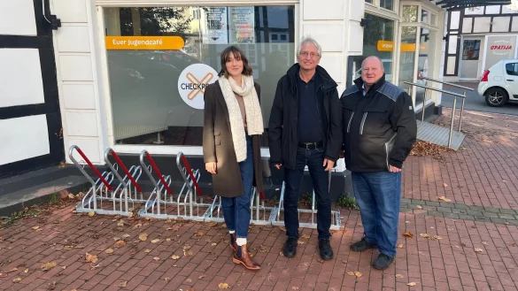 Freuen sich &uuml;ber die neuen Abstellm&ouml;glichkeit am Checkpoint: die Juso-Vorsitzende Lena Obermann (von links), Fraktionsvorsitzender Hans Hofste und SPD-Ratsmitglied Lars Bork. - &copy; SPD Lage