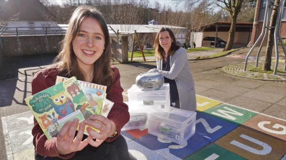 Anna Ihssen (links) und Beatrix Schr&ouml;der zeigen die Boxen, die kostenlos ausgeliehen werden k&ouml;nnen. - &copy; Michaela Wei&szlig;e