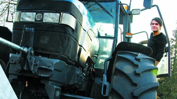 Starkes Ger&auml;t: Nico Vogt (24) auf seinem Trecker, den er f&uuml;r den Winterdienst nutzt. Vorne ist das Fahrzeug mit einem R&auml;umschild ausgestattet. - &copy; Anne Webler