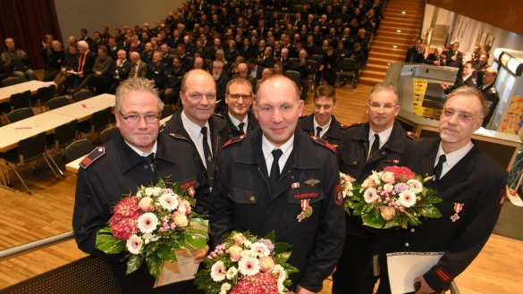 35 Jahre dabei: (von links) Thomas Knappmann, Joachim Wolf, Roland Manz, Ols Paulussen, Stephan Focke, Jens Frodermann, Dietmar Peltz. - &copy; Nicole Ellerbrake