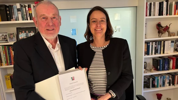 Regierungspräsidentin Anna Katharina Bölling überreicht Gründer Udo Voßhenrich die Stiftungsurkunde. - © Thomas Reineke