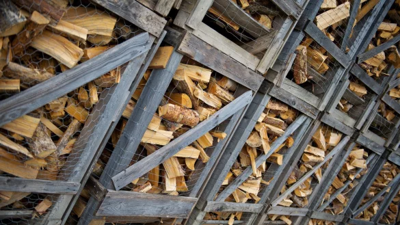 Holzstapel im Garten - &copy; Foto: David Ebener/dpa