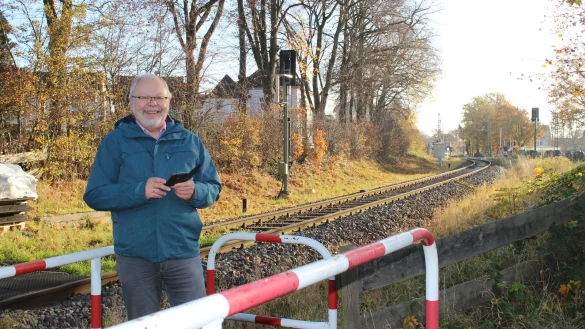 Wilfried Schuster &auml;rgert sich &uuml;ber das Hupen der vorbeifahrenden Z&uuml;ge am unbeschrankten Personen-&Uuml;bergang am Goetheweg. Mit einer App misst er 80 Dezibel. - &copy; Karolina Schmidt
